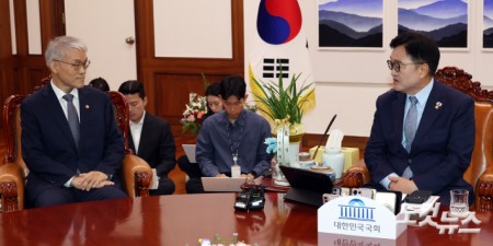 우원식 국회의장이 24일 서울 여의도 국회 의장실에서 천대엽 법원행정처장을 접견하고 있다.