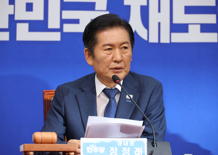 더불어민주당 정청래 대표가 24일 서울 여의도 국회에서 열린 최고위원회의에서 발언하고 있다. 연합뉴스