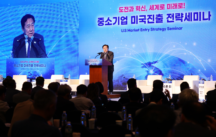 중소기업중앙회 김기문 회장이 24일 '2025 중소기업 리더스포럼'에서 열린 '중소기업 미국 진출 전략 세미나'에서 인사말을 하고 있다. 중기중앙회 제공 