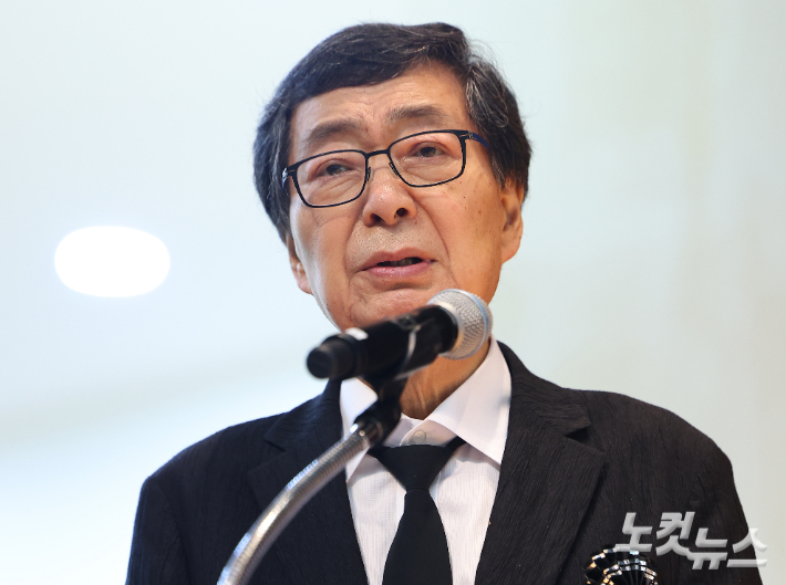 김홍업 김대중평화센터 이사장이 지난 8월 8일 서울 동작구 국립서울현충원 현충관에서 열린 김대중 전 대통령 서거 16주기 추모식에서 유족인사를 하고 있다. 윤창원 기자