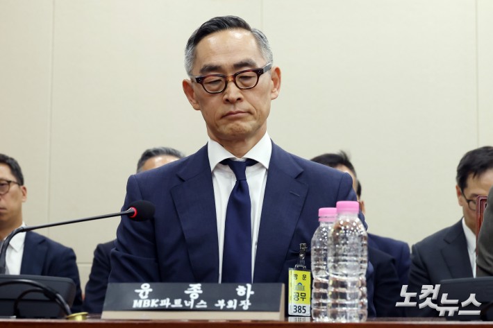 24일 서울 여의도 국회 과학기술정보방송통신위원회에서 열린 대규모 해킹사고(통신·금융) 관련 청문회에 출석한 윤종하 MBK파트너스 부회장이 굳은 표정을 짓고 있다.