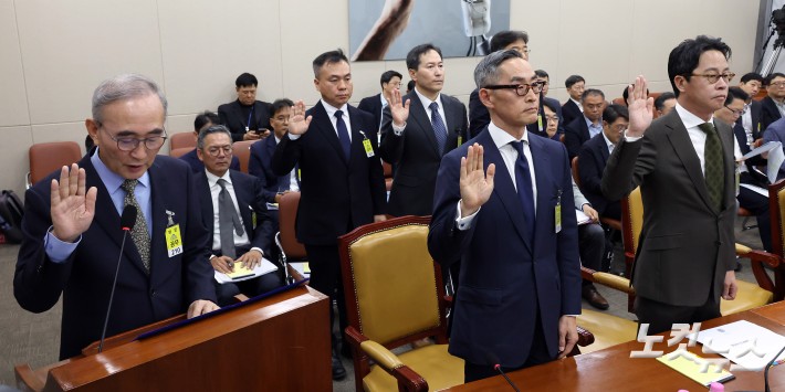 24일 서울 여의도 국회 과학기술정보방송통신위원회에서 열린 대규모 해킹사고(통신·금융) 관련 청문회에서 김영섭 KT 대표이사 등 출석 증인들이 선서를 하고 있다. (앞줄 왼쪽부터 김영섭 KT대표이사, 윤종하 MBK파트너스 부회장, 조좌진 롯데카드 대표이사)