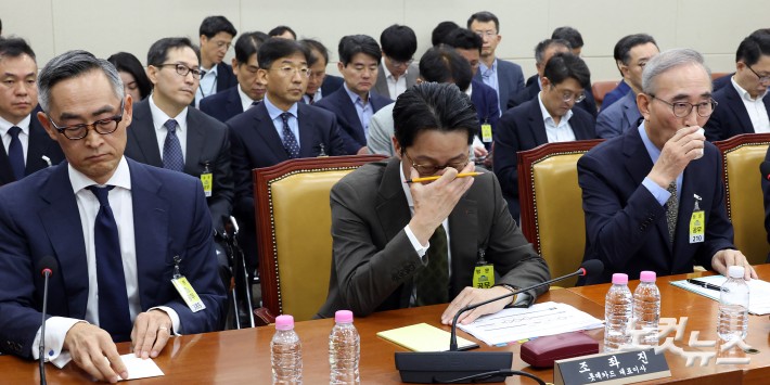 24일 서울 여의도 국회 과학기술정보방송통신위원회에서 열린 대규모 해킹사고(통신·금융) 관련 청문회에 출석한 (오른쪽부터)김영섭 KT대표이사, 조좌진 롯데카드 대표이사, 윤종하 MBK파트너스 부회장이 굳은 표정을 짓고 있다.