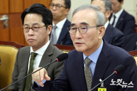 24일 서울 여의도 국회 과학기술정보방송통신위원회에서 열린 대규모 해킹사고(통신·금융) 관련 청문회에 출석한 김영섭 KT대표이사가 의원 질의에 답변을 하고 있다.