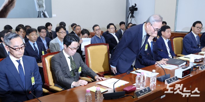 24일 서울 여의도 국회 과학기술정보방송통신위원회에서 열린 대규모 해킹사고(통신·금융) 관련 청문회에 출석한 김영섭 KT대표이사가 고개숙여 인사를 하고 있다. (왼쪽부터 윤종하 MBK파트너스 부회장, 조좌진 롯데카드 대표이사)
