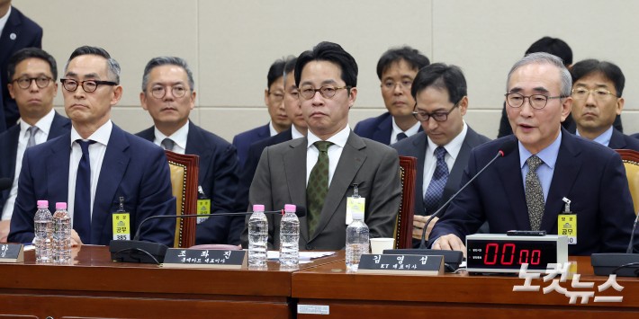 24일 서울 여의도 국회 과학기술정보방송통신위원회에서 열린 대규모 해킹사고(통신·금융) 관련 청문회에 출석한 김영섭 KT대표이사가 의원 질의에 답변을 하고 있다. (왼쪽부터 김 KT대표이사,  조좌진 롯데카드 대표이사, 윤종하 MBK파트너스 부회장)