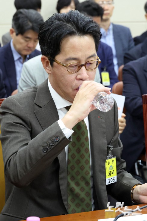 24일 서울 여의도 국회 과학기술정보방송통신위원회에서 열린 대규모 해킹사고(통신·금융) 관련 청문회에 출석한 조좌진 롯데카드 대표이사 물을 마시고 있다.