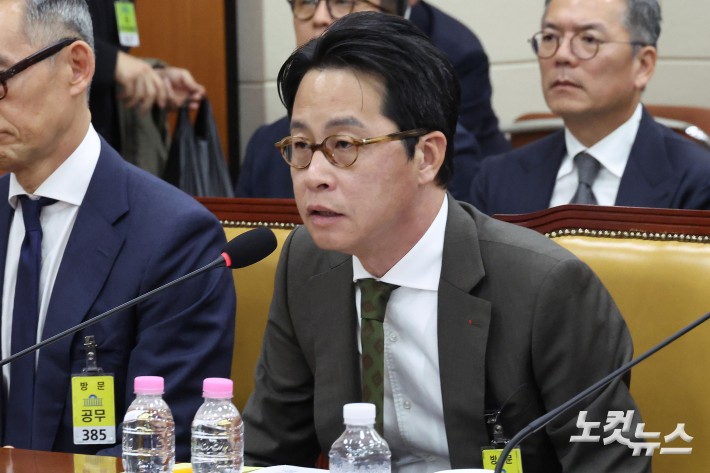 24일 서울 여의도 국회 과학기술정보방송통신위원회에서 열린 대규모 해킹사고(통신·금융) 관련 청문회에 출석한 조좌진 롯데카드 대표이사가 의원 질의에 답변을 하고 있다.