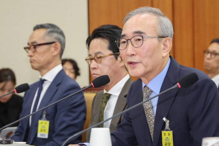 김영섭 KT 대표이사가 24일 서울 여의도 국회 과학기술정보방송통신위원회에서 열린 통신·금융 대규모 해킹사고에 대한 청문회에서 위원 질의에 답하고 있다. 연합뉴스