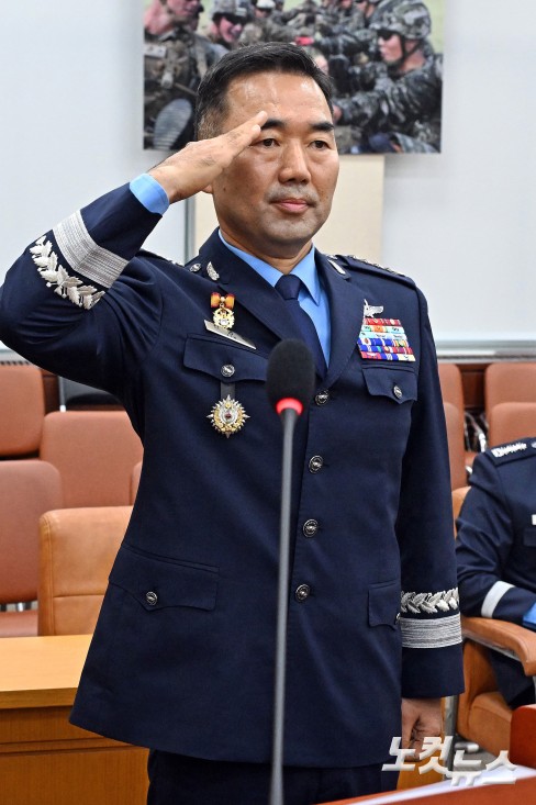 거수 경례하는 진영승 합참의장 후보자