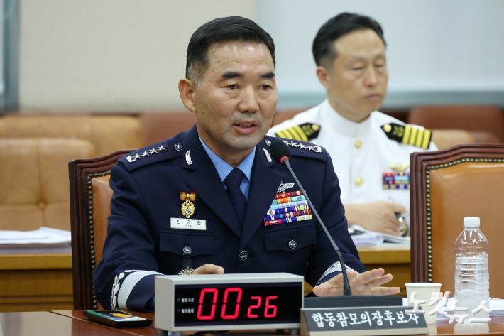 진영승 합동참모본부 의장 후보자가 24일 서울 여의도 국회 국방위원회의에서 열린 인사청문회에서 의원 질의에 답변을 하고 있다.