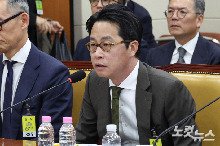 24일 서울 여의도 국회 과학기술정보방송통신위원회에서 열린 대규모 해킹사고(통신·금융) 관련 청문회에 출석한 조좌진 롯데카드 대표이사가 의원 질의에 답변을 하고 있다. 윤창원 기자