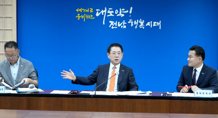 김영록 전라남도지사가 24일 도청 서재필실에서 실국장 및 관련 기관이 참석한 가운데 '전남 에너지미래도시 100일 플랜 klck-off 회의'를 주재하고 있다. 전라남도 제공