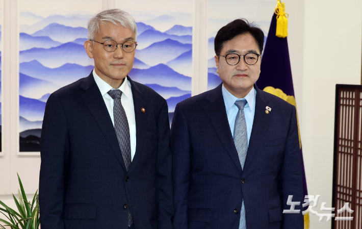 우원식 국회의장이 24일 서울 여의도 국회 의장실에서 천대엽 법원행정처장을 접견하고 있다. 윤창원 기자