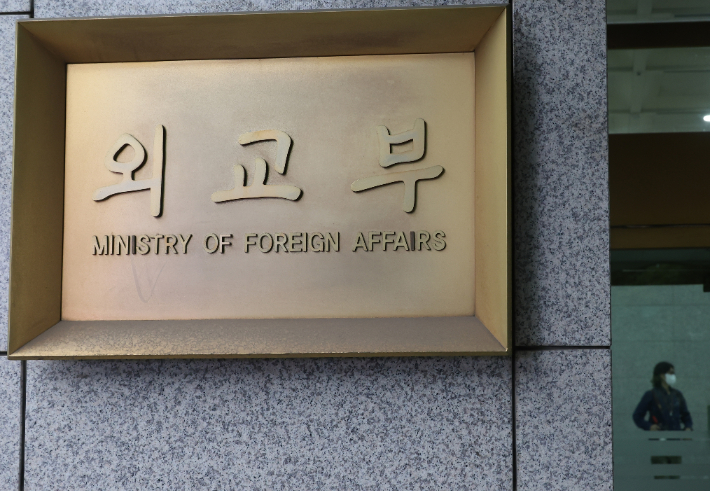 심우정 전 검찰총장 딸의 외교부 특혜 채용 의혹을 수사 중인 고위공직자범죄수사처가 24일 심 전 총장과 외교부에 대한 강제수사에 나섰다. 연합뉴스