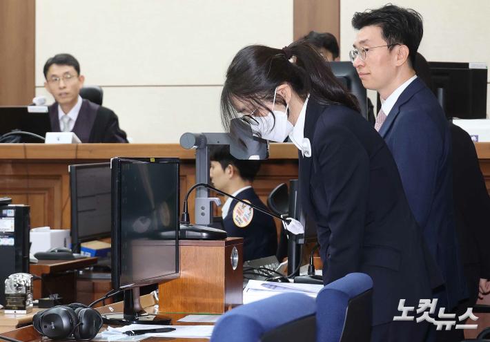 법정 출석해 고개 숙이는 김건희