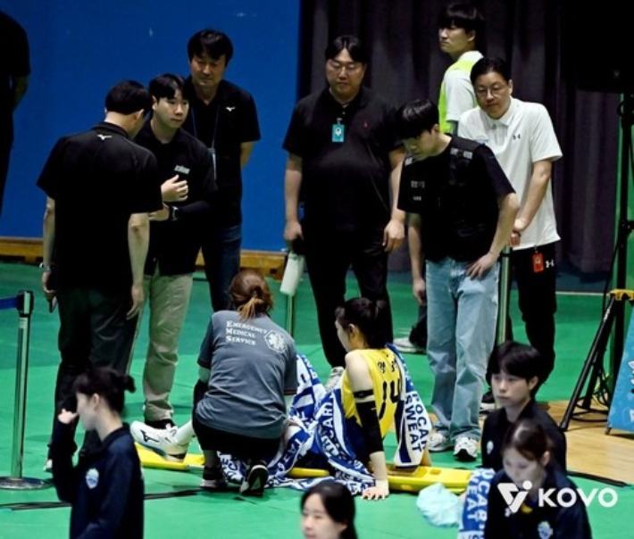 현대건설 양효진이 23일 GS칼텍스와 컵대회 경기 중 부상을 당해 들것에 실려나온 모습. 한국배구연맹