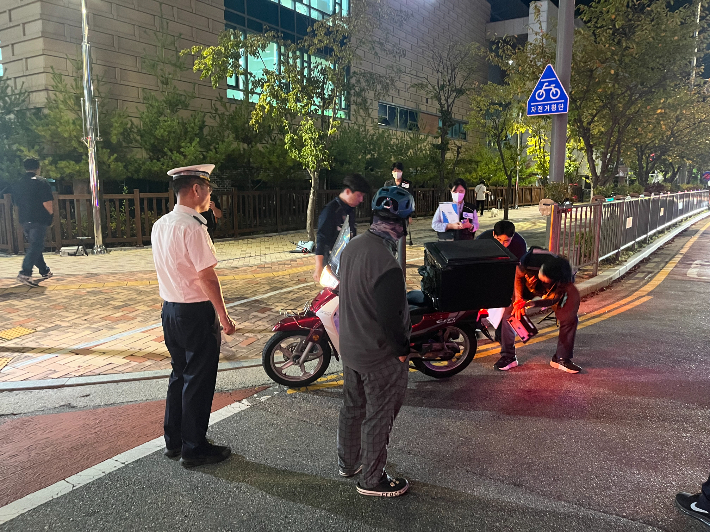 세종경찰이 이륜차 법규 위반 단속에 나서고 있다. 세종남부경찰서 제공
