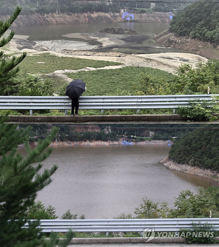 비가 오기 전과 비 온 뒤 오봉저수지의 모습. 연합뉴스.