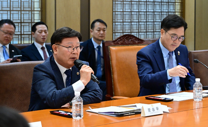 문승우 전북도의회 의장이 24일 국회 접견실에서 열린 국회와 지방의회 간 자유토론에서 발언하고 있다. 전북도의회 제공