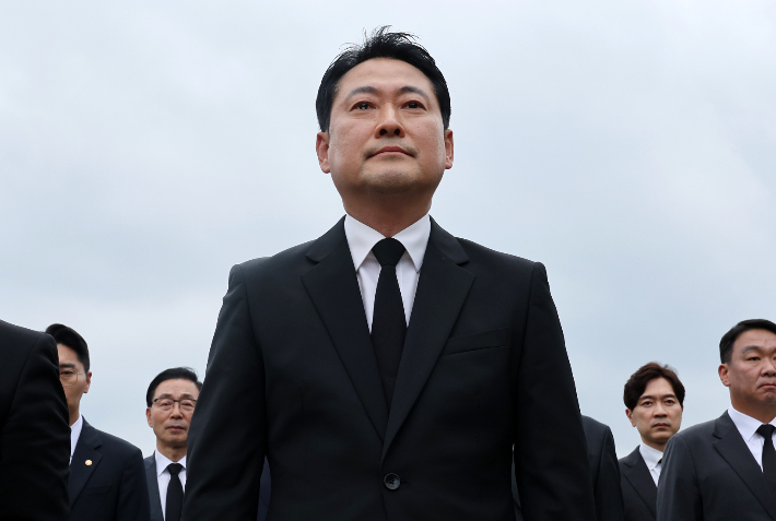 국민의힘 장동혁 대표가 24일 오후 국립대전현충원에 안장된 해병대 채 모 상병 묘역을 찾아 참배하며 눈시울을 붉히고 있다. 연합뉴스