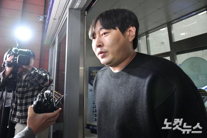 동료 연예인·대부업체 등으로부터 23억원 가량을 빌려 불법 도박 혐의를 받는 이진호가 지난해 10월 오후 서울 강남경찰서에 조사를 받기 위해 출석하고 있다. 류영주 기자