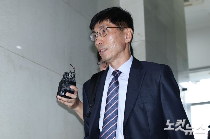 임기훈 전 국방비서관이 서울 서초구 이명현 순직해병특검팀에 참고인 신분으로 조사를 받기 위해 출석하고 있다. 류영주 기자