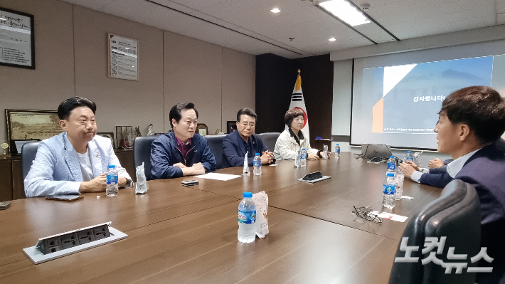 부산시의회 복지환경위원회와 기획재경위원회가 코트라 호찌민 무역관을 방문한 모습. 강민정 기자