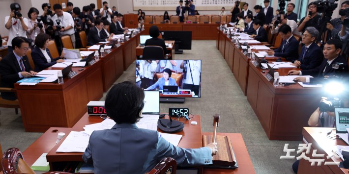 24일 서울 여의도 국회에서 열린 법제사법위원회 전체회의에서 추미애 위원장이 의사봉을 두드리고 있다.