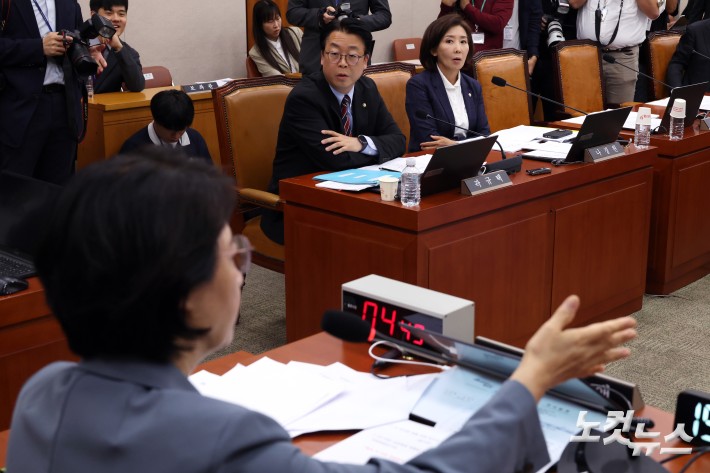 24일 서울 여의도 국회에서 열린 법제사법위원회 전체회의에서 국민의힘 곽규택, 나경원 의원이 추미애 위원장을 향해 발언을 하고 있다.