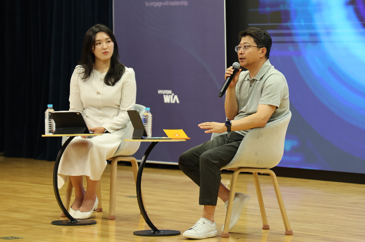 현대위아 권오성 대표이사가 23일 경기도 의왕시 현대위아 의왕연구소에서 열린 'CEO 타운홀 미팅'에서 사회자의 질문에 대답하고 있다. 현대위아 제공