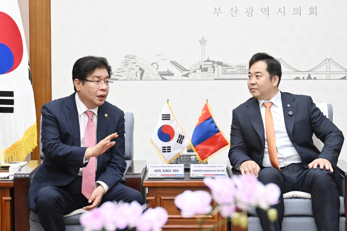 24일 몽골 울란바토르시의회 대표단을 만나고 있는 부산시의회 안성민 의장(왼쪽). 부산시의회 제공