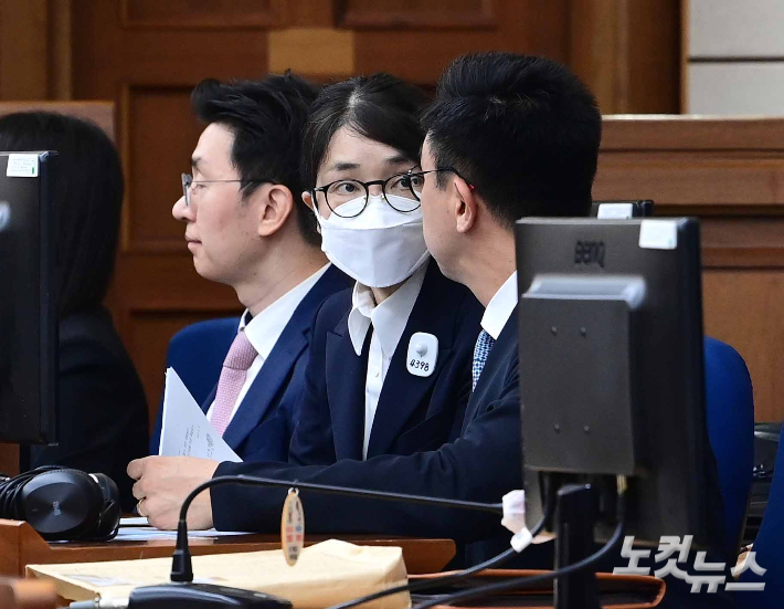 도이치모터스 주가조작과 명태균 공천개입, 통일교 청탁·뇌물 수수 의혹 혐의 등으로 구속기소 된 윤석열 전 대통령의 부인 김건희씨가 24일 오후 서울 서초구 서울중앙지방법원에서 열린 첫 재판에 출석하고 있다. 사진공동취재단