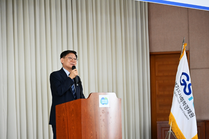 남양호 신임 경기도사회적경제원장이 24일 경기 수원시 팔달구 경제원 강당에서 열린 취임식에서 취임사를 하는 모습. 경기도 제공 