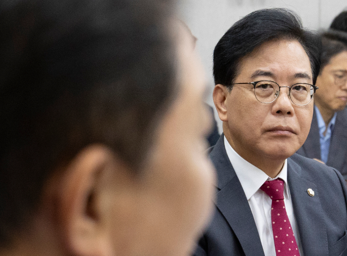 24일 국회에서 열린 운영위원회 전체 회의에서 국회 운영위원장인 더불어민주당 김병기 원내대표와 국민의힘 송언석 원내대표가 자리에 앉아 있다. 연합뉴스