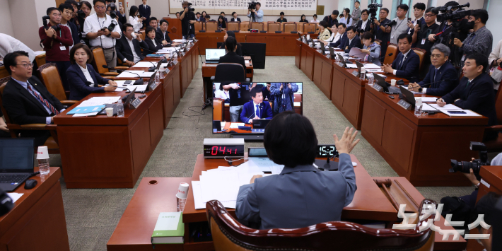 24일 서울 여의도 국회에서 열린 법제사법위원회 전체회의에서 추미애 위원장이 회의를 주재하고 있다. 윤창원 기자