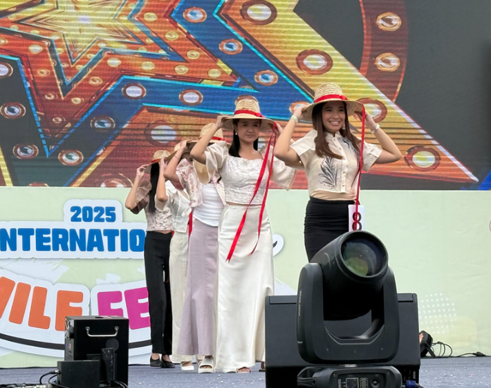 필리핀에서 온 AIMS 초청교환학생 5명이 글로벌 스마일 콘테스트에서 댄스 퍼포먼스를 선보이고 있다. 동국대 와이즈캠퍼스 제공