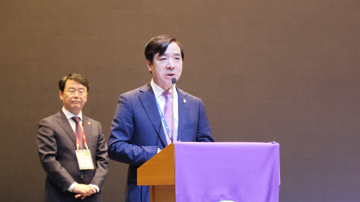 한신대학교 강성영 총장이 총회 인준 직후 인사말을 하고 있다. 한신대학교 제공