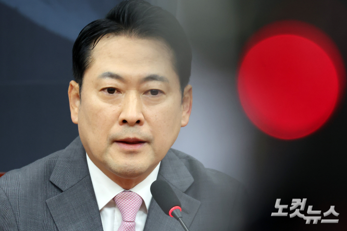 국민의힘 장동혁 대표가 17일 서울 여의도 국회에서 현안 관련 기자간담회를 갖고 있다. 윤창원 기자