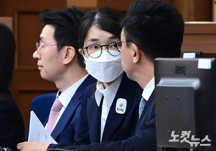 도이치모터스 주가조작과 명태균 공천개입, 통일교 청탁·뇌물 수수 의혹 혐의 등으로 구속기소 된 윤석열 전 대통령의 부인 김건희씨가 24일 오후 서울 서초구 서울중앙지방법원에서 열린 첫 재판에 출석하고 있다. 사진공동취재단