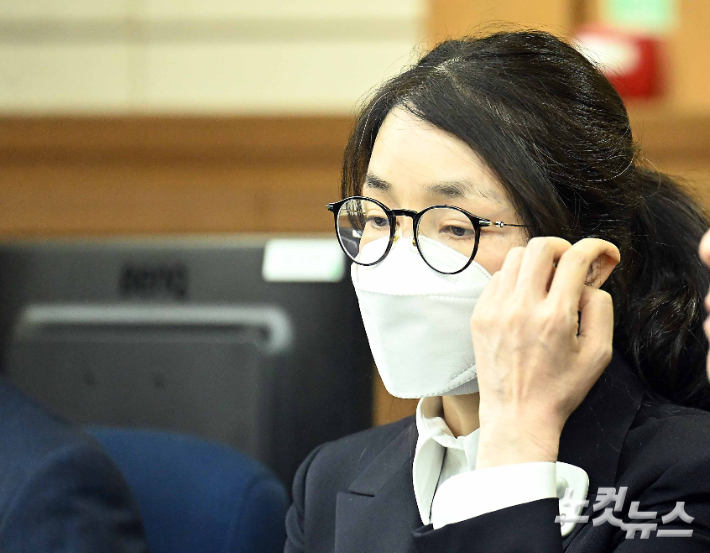 도이치모터스 주가조작과 명태균 공천개입, 통일교 청탁·뇌물 수수 의혹 혐의 등으로 구속기소 된 윤석열 전 대통령의 부인 김건희씨가 24일 오후 서울 서초구 서울중앙지방법원에서 열린 첫 재판에 출석하고 있다. 사진공동취재단