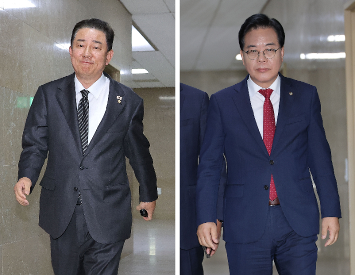 더불어민주당 김병기 원내대표(왼쪽)와 국민의힘 송언석 원내대표가 23일 서울 여의도 국회에서 정부조직법 개정안 등을 논의하기 위해 이동하고 있다. 연합뉴스