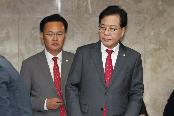 국민의힘 송언석 원내대표와 유상범 원내수석부대표가 24일 서울 여의도 국회에서 열린 긴급 의원총회에 참석하고 있다. 연합뉴스