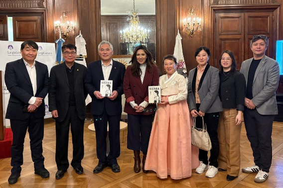최도선 한인회장(왼쪽), 구광모 민주평통 남미 서부협의회장(왼쪽에서 세 번째), 빅토리아 몬테네그로 시의원(정중앙)과 아르헨티나 교민들이 포즈를 취하고 있다. 연합뉴스