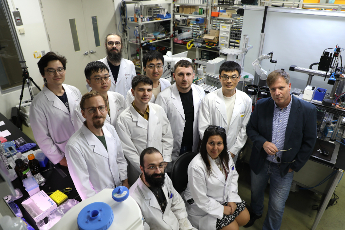 UNIST(울산과학기술원) 화학과 바르토슈 그쥐보프스키 교수팀이 연구실에서 기념촬영을 하고 있다. 사진 UNIST 제공