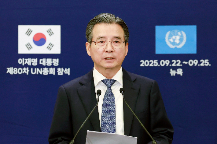 김용범 대통령실 정책실장이 24일(현지시간) 미국 뉴욕 유엔본부에서 이재명 대통령과 스콧 베센트 미국 재무장관 면담 관련 브리핑을 하고 있다. 연합뉴스