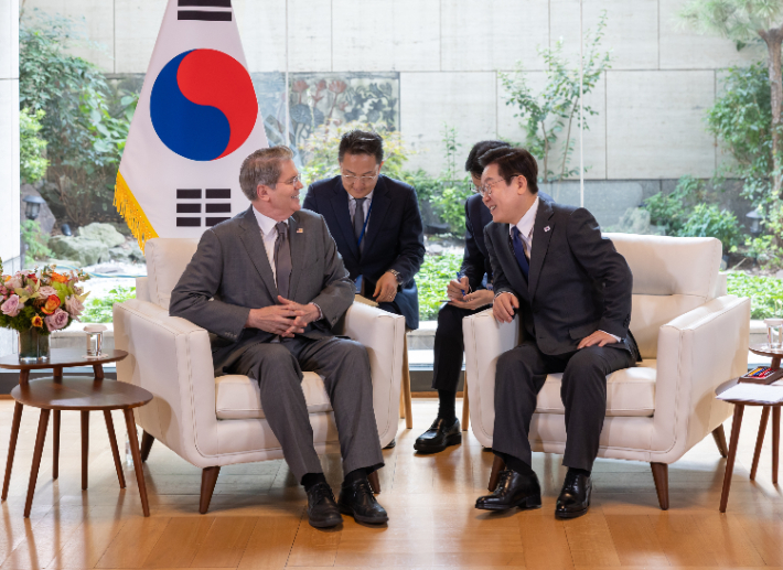 이재명 대통령이 24일(현지시간) 미국 뉴욕 주유엔대한민국대표부에서 스콧 베센트 미국 재무장관을 접견하고 있다. 연합뉴스