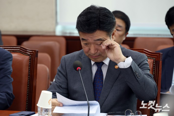 25일 서울 여의도 국회에서 열린 행정안전위원회 전체회의에서 윤호중 행정안전부 장관이 피곤한 듯 눈을 만지고 있다.