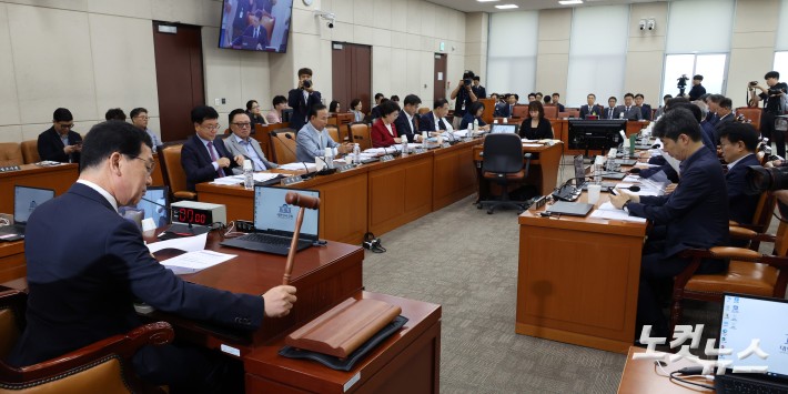 25일 서울 여의도 국회에서 열린 행정안전위원회 전체회의에서 신정훈 위원장이 의사봉을 두드리고 있다.