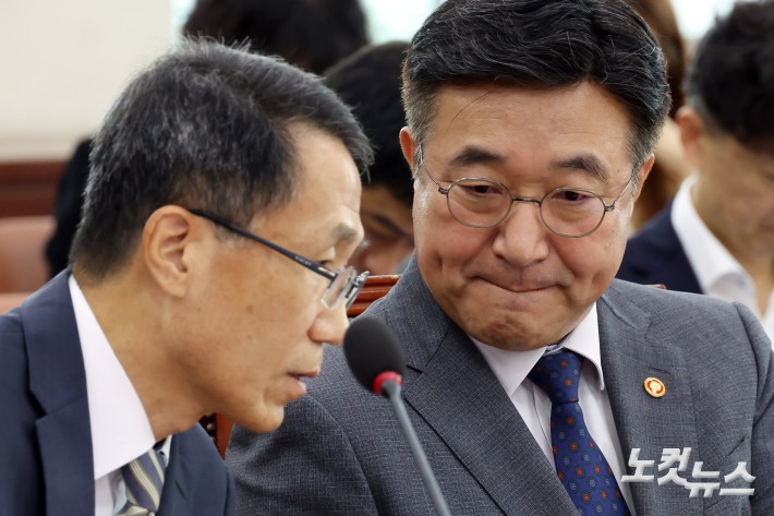 25일 서울 여의도 국회에서 열린 행정안전위원회 전체회의에서 윤호중 행정안전부 장관(오른쪽)과 유재성 경찰청장 직무대행이 대화를 하고 있다.